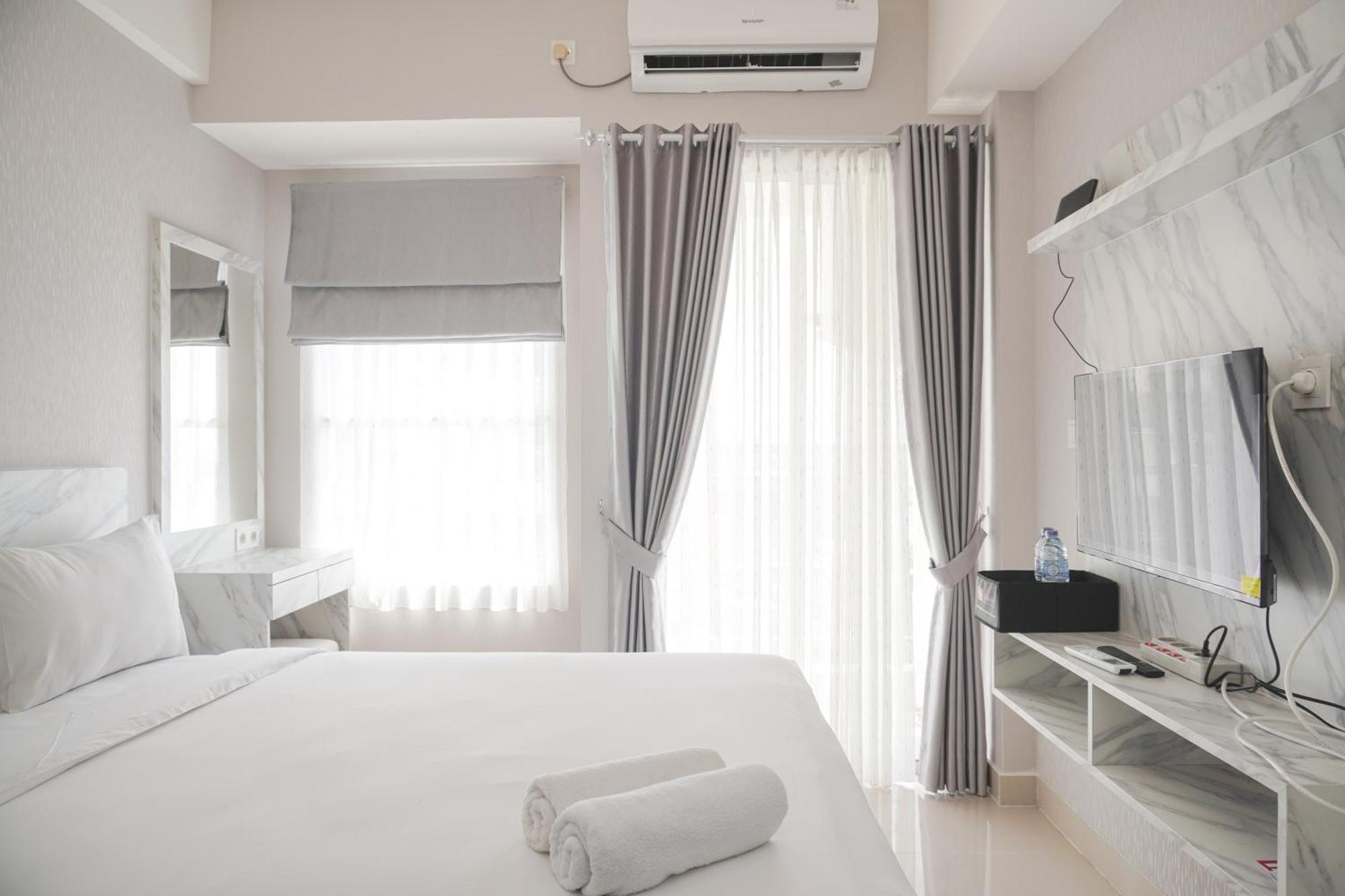 Modern Look And Comfy Citra Living By Travelio Apartment Jakarta